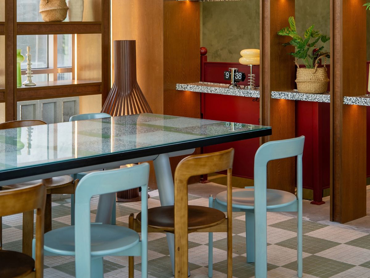 Quán cafe phong cách Tropical với mảng tường xanh và gạch gió
