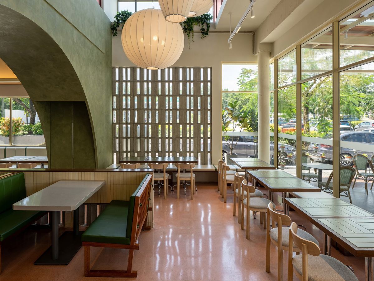 Không gian quán cafe phong cách Tropical rộng rãi thu hút khách hàng