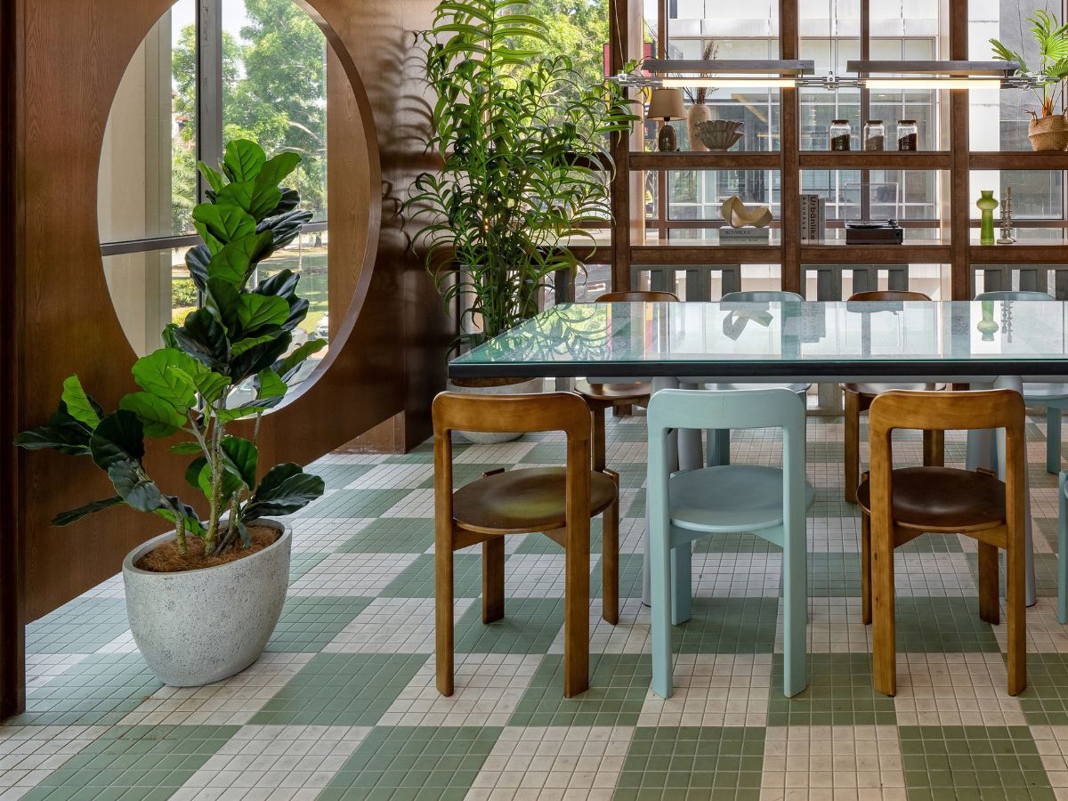 Sàn nhựa giả gỗ và gạch lát hoa văn cho không gian phong cách Tropical