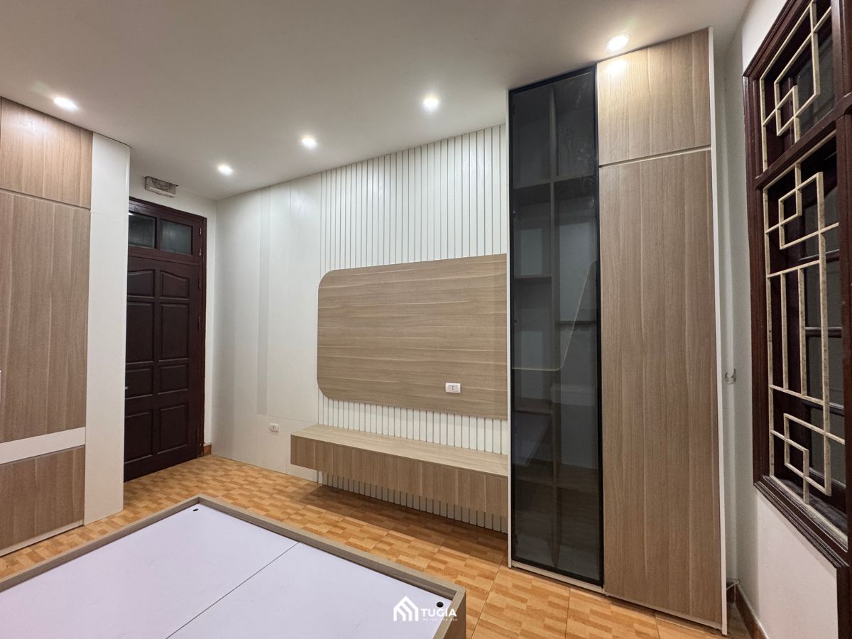 Hệ tủ áo cánh kính và vách tivi nan sóng phòng ngủ