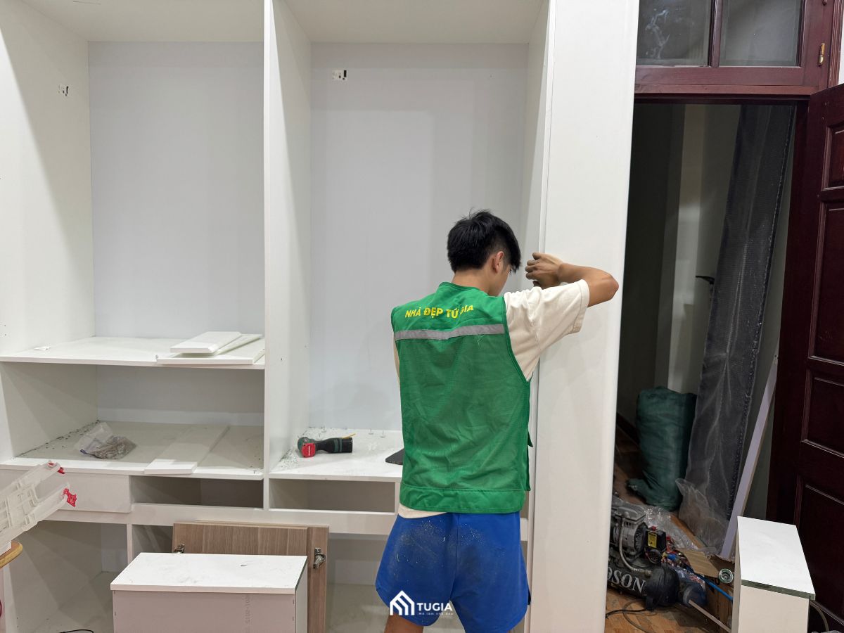 Kỹ thuật viên Tứ Gia tinh chỉnh hệ tủ hộc âm tường