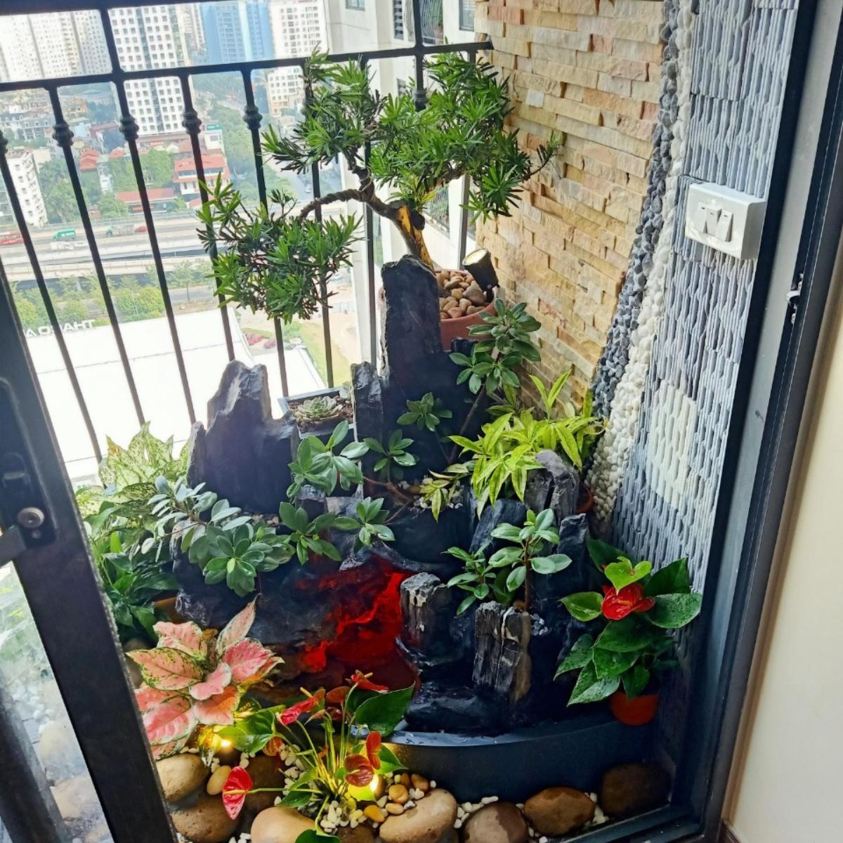 Trang trí hòn non bộ cho ban công chung cư với cây cảnh nhỏ đẹp