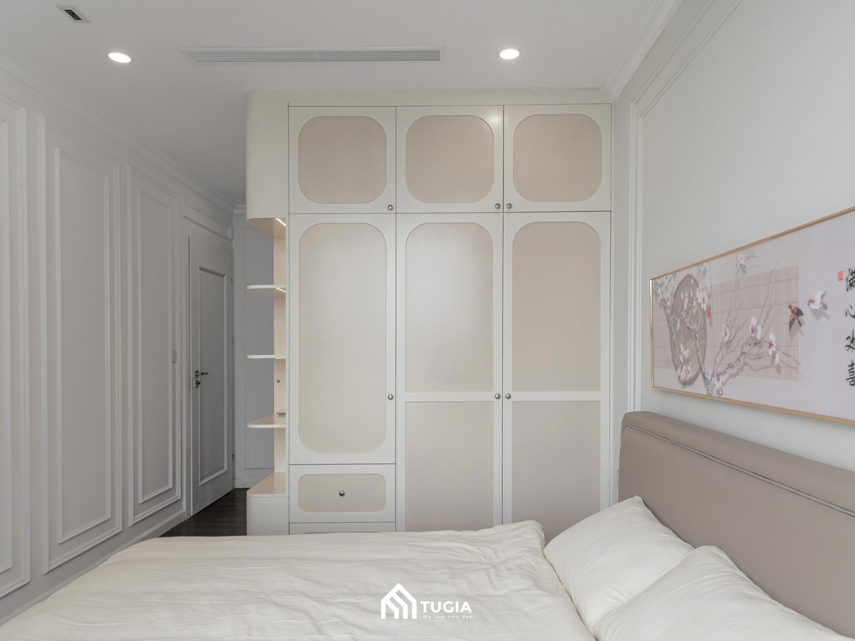 Nên ưu tiên các gam màu sáng, trung tính như trắng, nâu be để tạo cảm giác rộng mở, dễ chịu và thư giãn cho không gian phòng ngủ