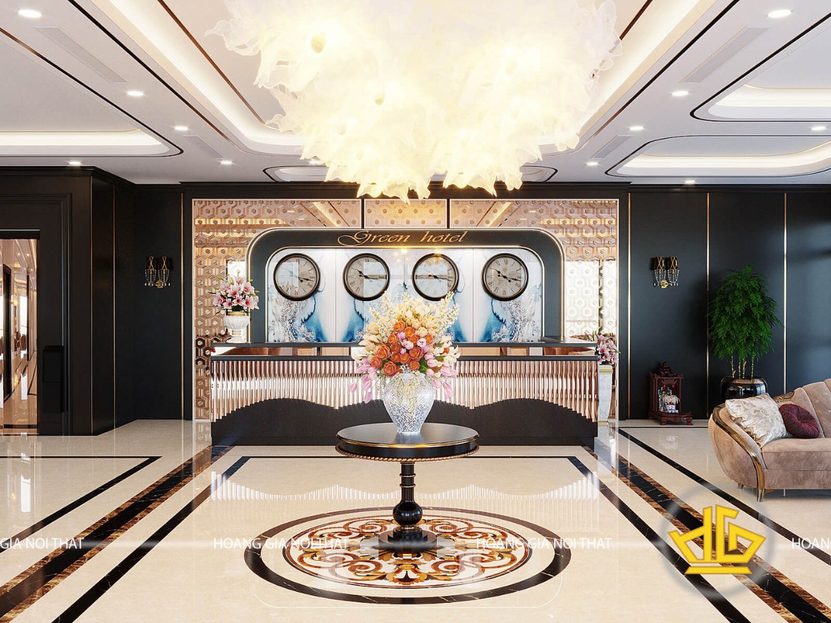 Hình ảnh thiết kế 3D không gian sảnh lễ tân khách sạn Green Hotel mang phong cách sang trọng, hiện đại. Không gian nổi bật với quầy tiếp đón viền kim loại, vách tường tối màu kết hợp các đường chỉ mạ vàng, hệ thống đèn chùm cỡ lớn và khu vực ghế sofa chờ bọc nhung cao cấp.
