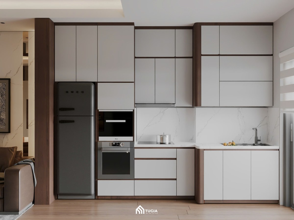 Khu bếp chung cư hiện đại với hệ tủ kịch trần, mặt đá sáng màu và bố cục lưu trữ gọn gàng