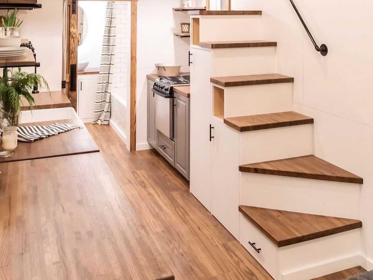 Cầu thang gác lửng phòng khách kết hợp tủ chứa đồ đa năng