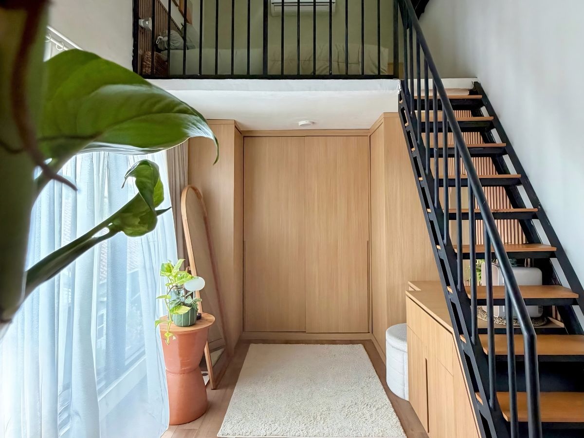Cầu thang gác lửng phòng khách khung thép đen mặt bậc gỗ sang trọng