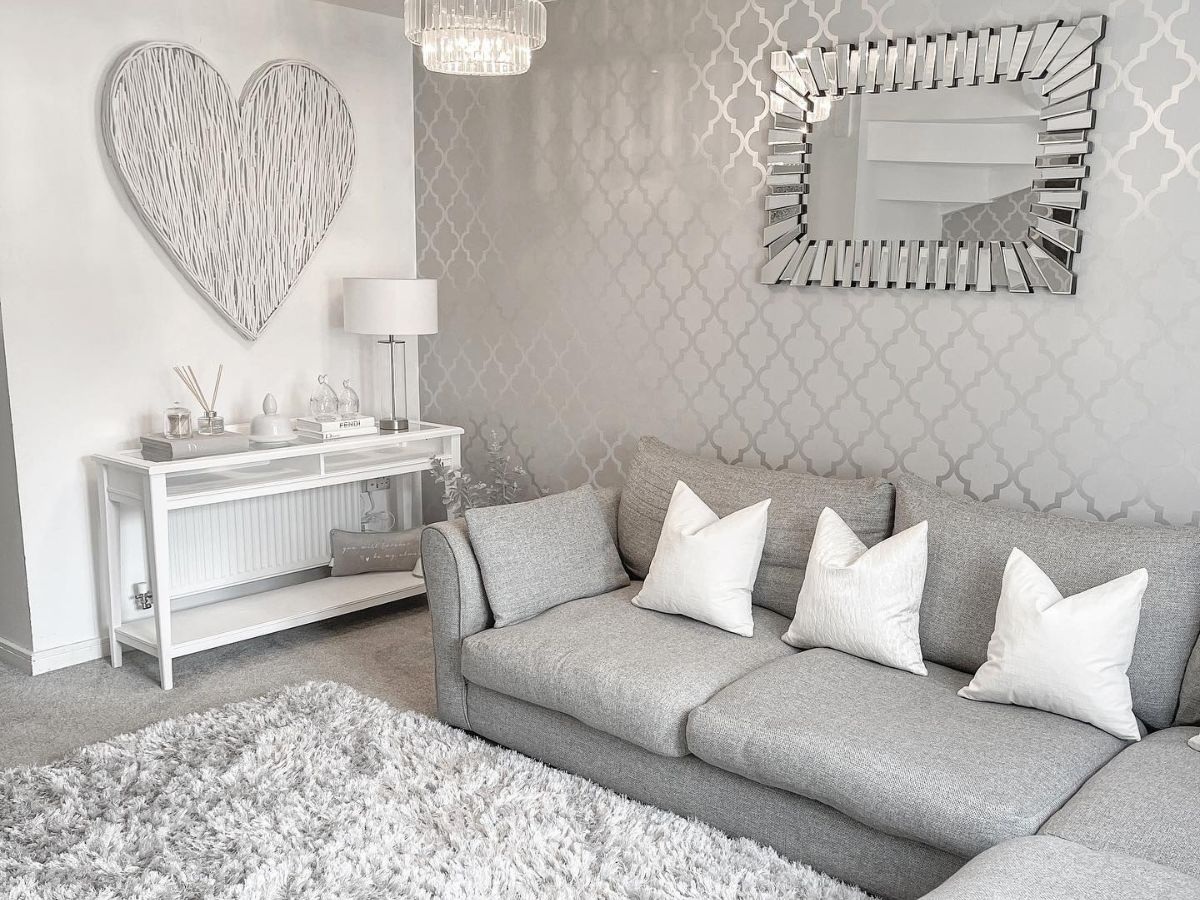 Sofa nỉ màu xám nhạt kết hợp giấy dán tường họa tiết hình học và gương trang trí nghệ thuật