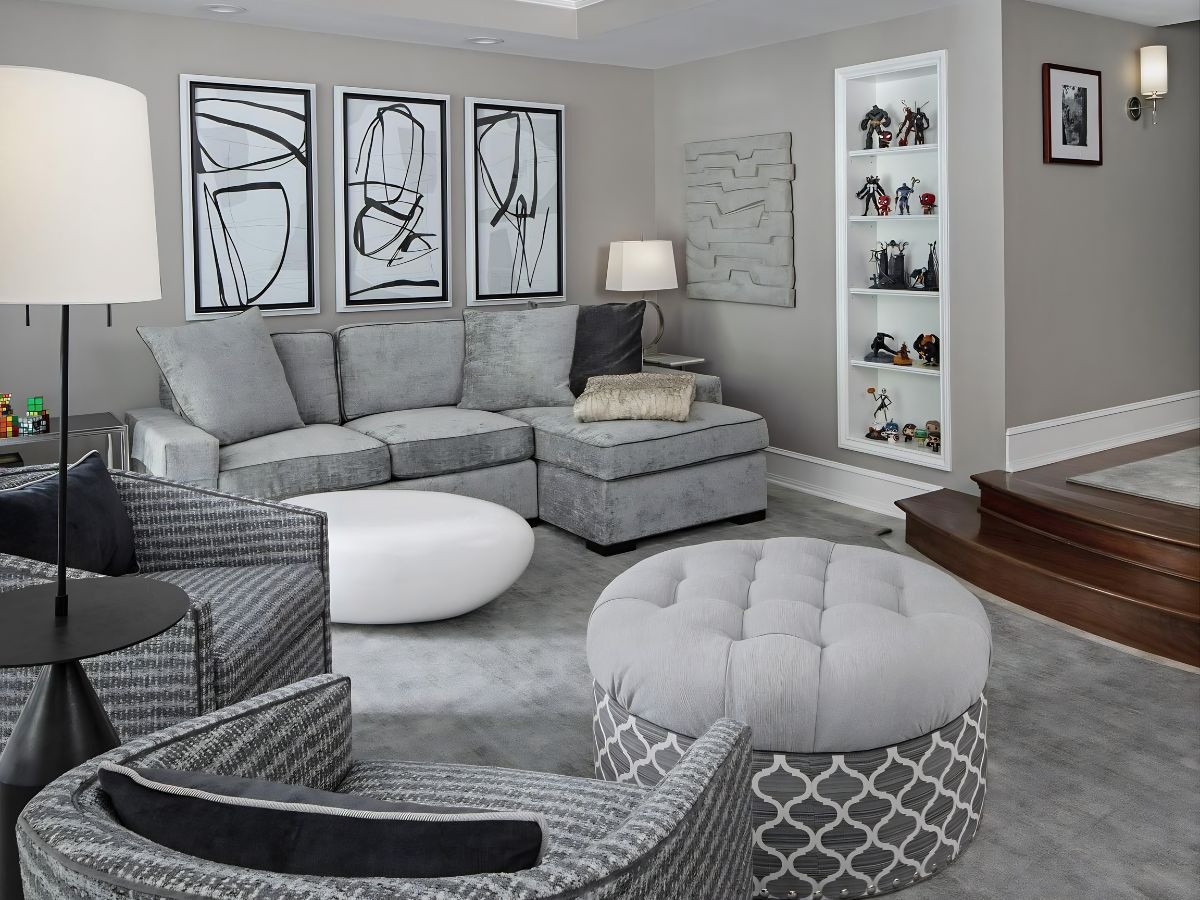 Ghế đôn tròn bọc đệm quả trám và sofa góc nỉ xám trong phòng khách hiện đại