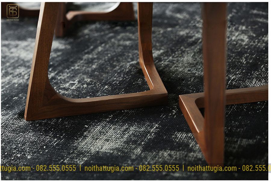 Chân bàn được thiết kế với đường nét mềm mại