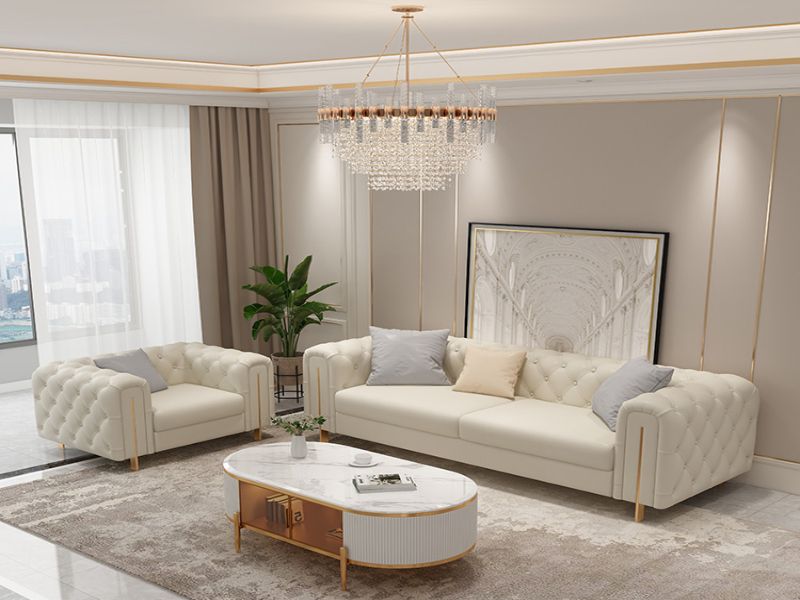 Bộ sofa đơn giản màu trắng cùng với chiếc đèn chùm lung linh trong suốt tạo nên một không gian đẹp tinh tế, sang trọng