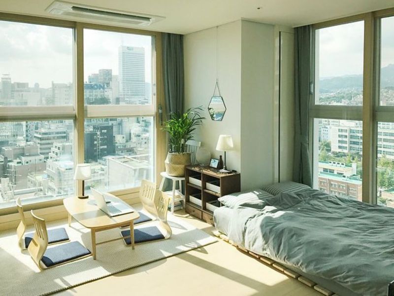 Bố trí giường cạnh cửa sổ tạo sự thư giãn và nguồn năng lượng tích cực