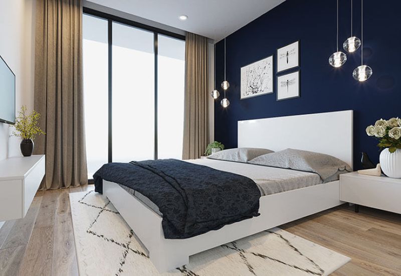 Bức tường đầu giường sơn màu xanh than độc đáo tạo điểm nhấn cho cả căn phòng