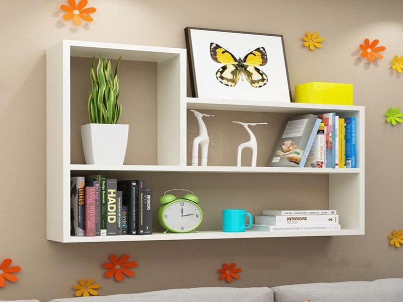 Đồ decor phòng ngủ với kệ treo tường không những tạo điểm nhấn cho không gian phòng ngủ mà còn giúp bạn đặt được những món đồ như sách, tranh ảnh...