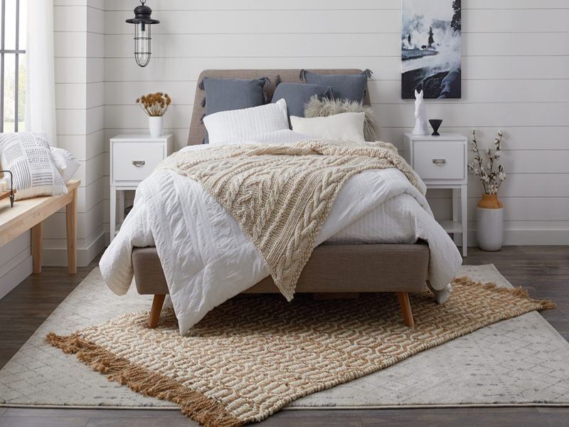 Decor phòng ngủ với thảm trải sàn giúp không gian thêm mềm mại