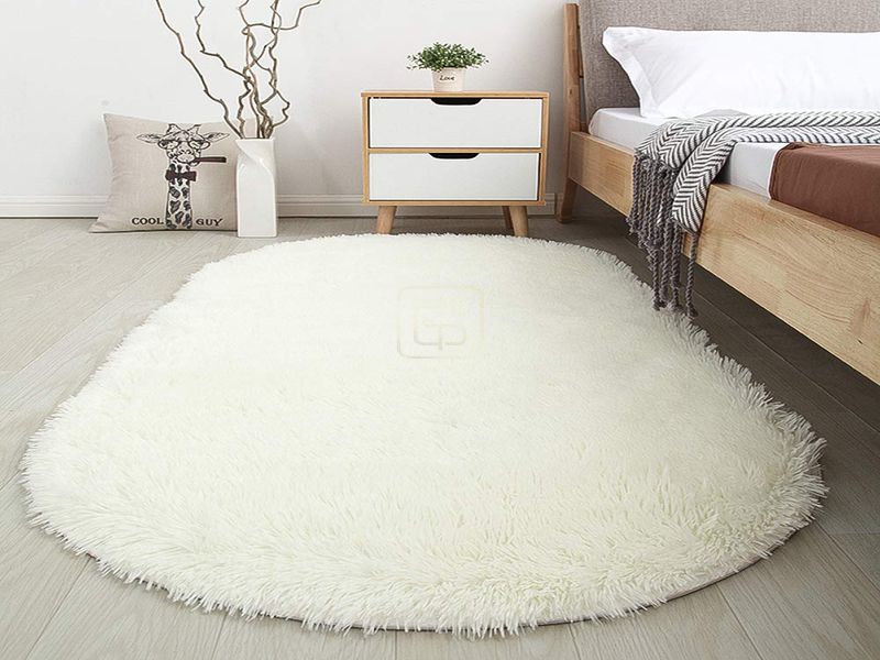 Thảm lông màu trắng được các bạn nữa lựa chọn cho phòng ngủ của mình