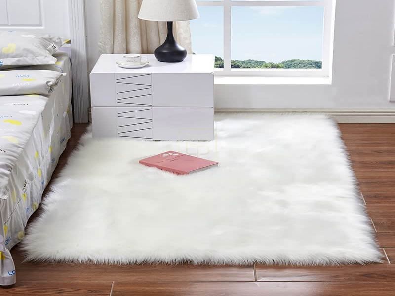 Thảm lông decor trang trí phòng ngủ giúp không gian trở nên mềm mại hơn