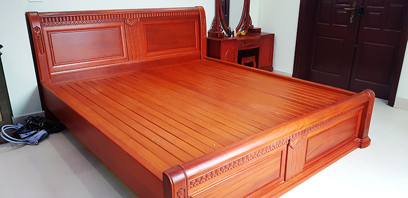 Mẫu giường đẹp bằng gỗ Hương Đá với màu sắc đẹp mắt cùng hương thơm tự nhiên tỏa ra từ gỗ mang lại sự dễ chịu cho người sử dụng