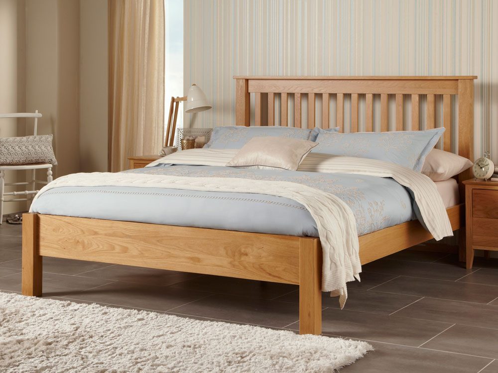 Mẫu giường đẹp bằng gỗ Sồi cũng là loại giường ngủ phổ biến hiện nay