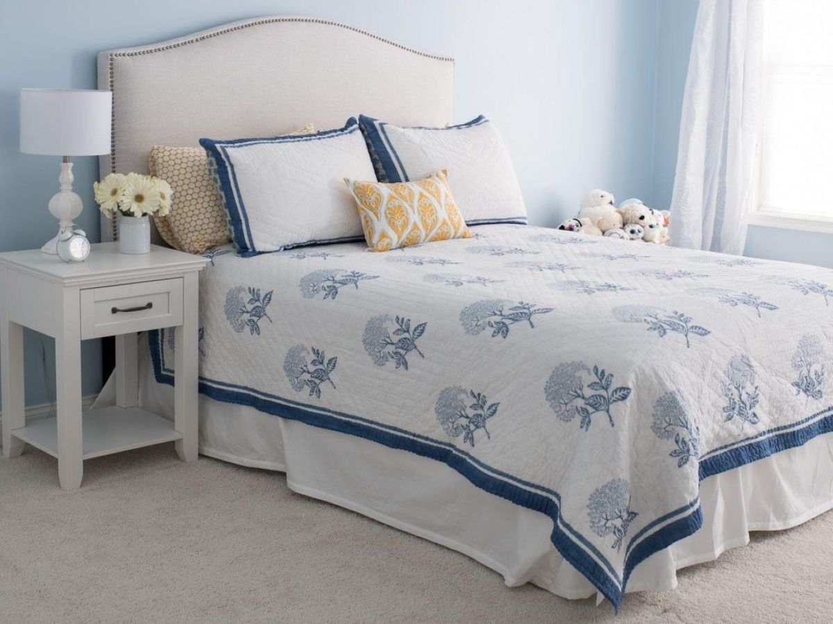 Giường ngủ với họa tiết màu xanh dịu dàng và thoải mái cho nữ