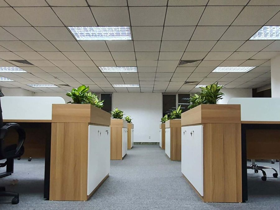 Thiết kế nội thất văn phòng công ty với không gian nội thất được thiết kế với lối đi rộng rãi