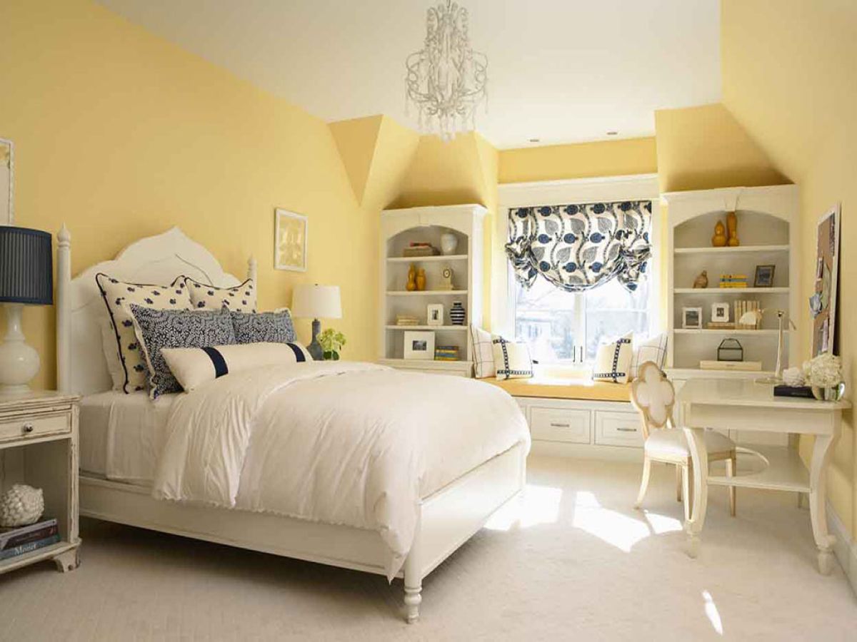 Không gian phòng ngủ được phủ sơn tường màu vàng và chiếc đèn trần độc đáo, ấn tượng