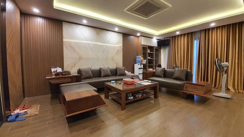Phòng khách rộng rãi với nội thất chất liệu gỗ tự nhiên cao cấp