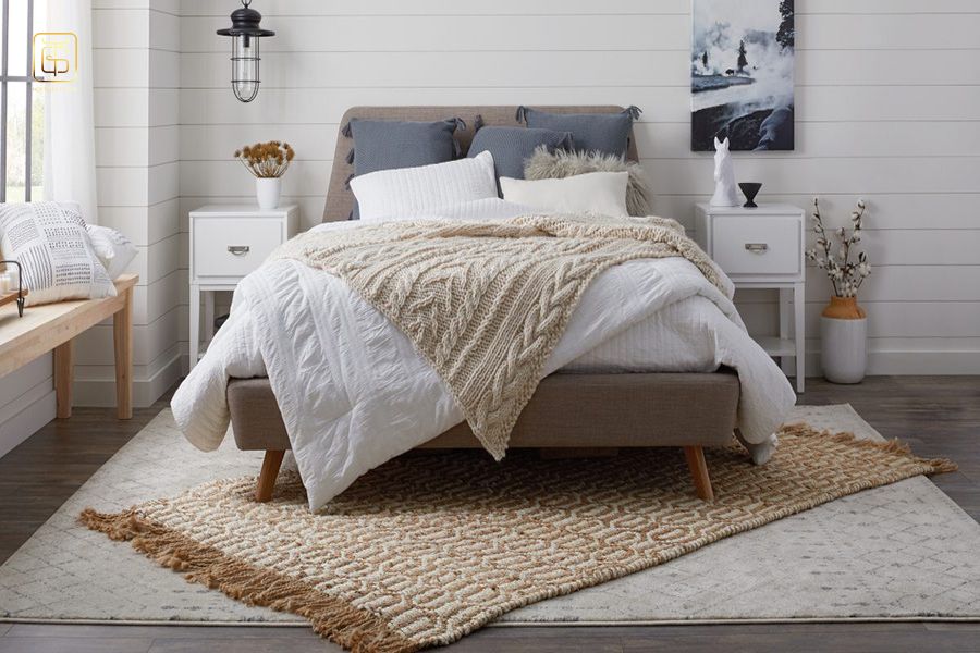 Phòng ngủ trắng cho nữ tông màu trắng với điểm nhấn từ thảm trải sàn