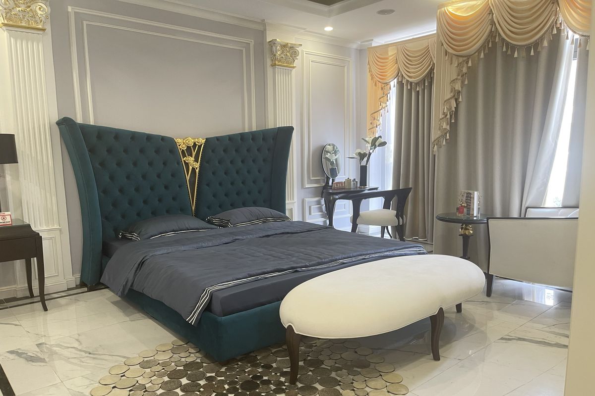 Phòng ngủ được thiết kế theo phong cách tân cổ điển với đường nét nhẹ nhàng