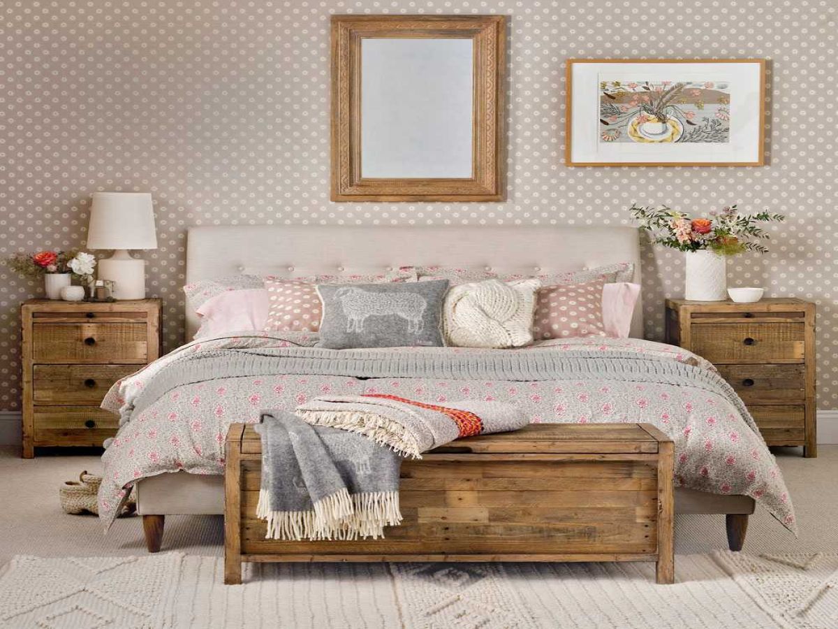 Phòng ngủ được thiết kế thoải mái với gỗ tự nhiên óc chó và giường ngủ lớn cho cô nàng ngọt ngào
