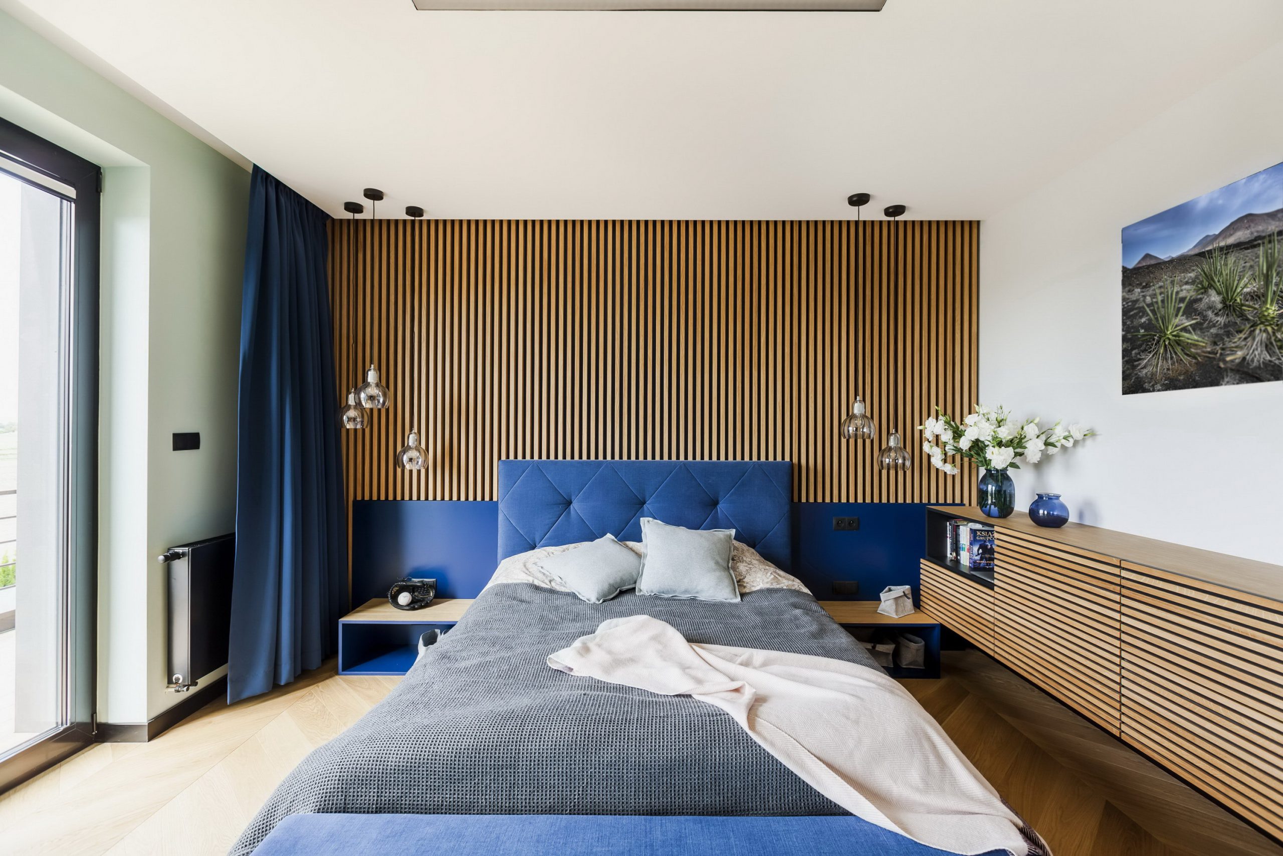 Phòng ngủ màu xanh navy đẹp đơn giản