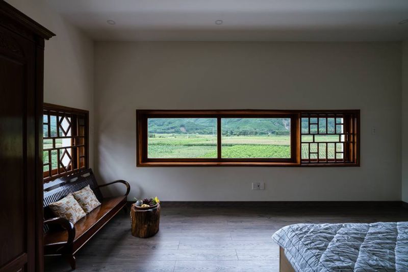 Phòng ngủ thiết kế gần gũi với thiên nhiên và hướng cửa sổ ra cánh đồng mênh mông, bát ngát