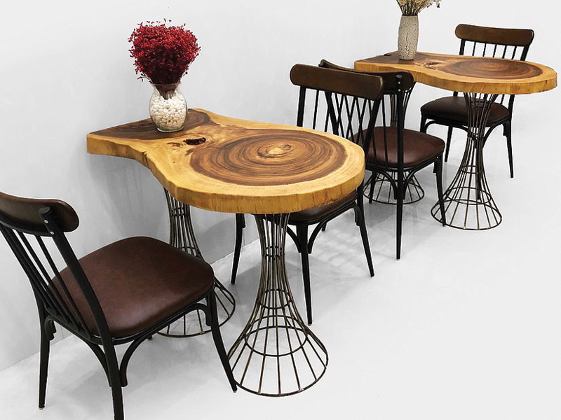 Sự kết hợp giữa mặt bàn gỗ me tây cùng chân sắt đơn giản mang lại vẻ đẹp hiện đại, tinh tế cho sản phẩm 