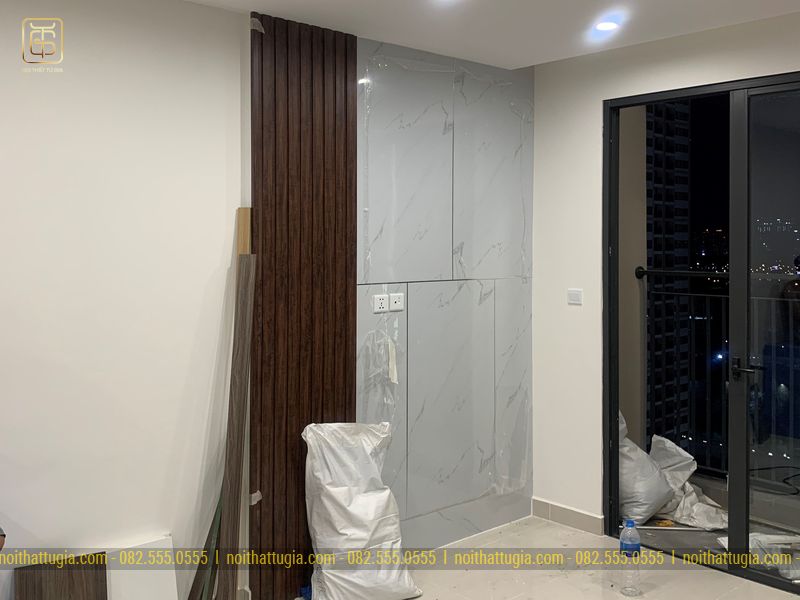 Thi công nội thất căn hộ 54m2 2 phòng ngủ lắp đặt ốp tường bằng CNC và lam gỗ 