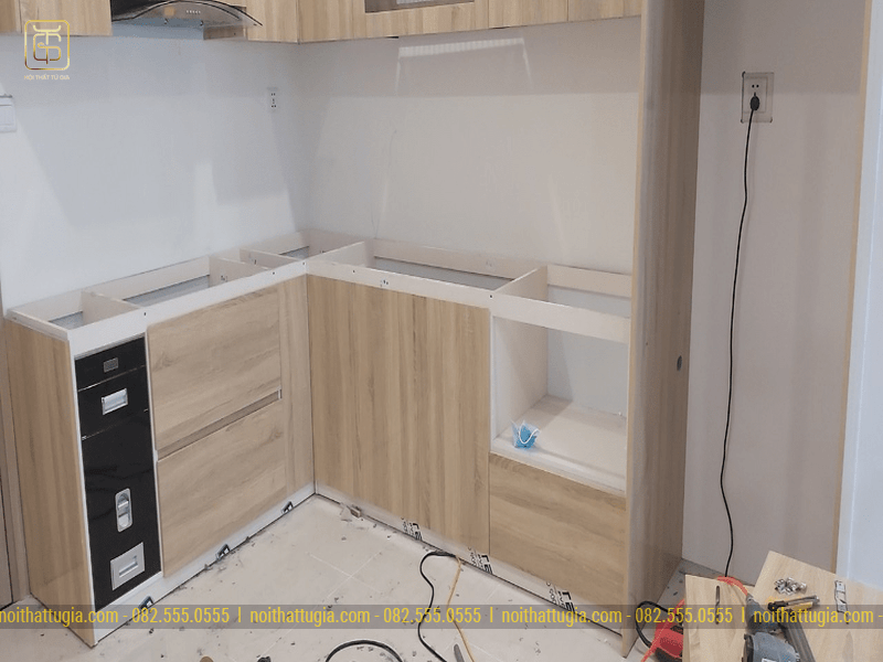 Tủ bếp với chất liệu MDF chống ẩm cao cấp và màu sắc gỗ nhã nhặn 