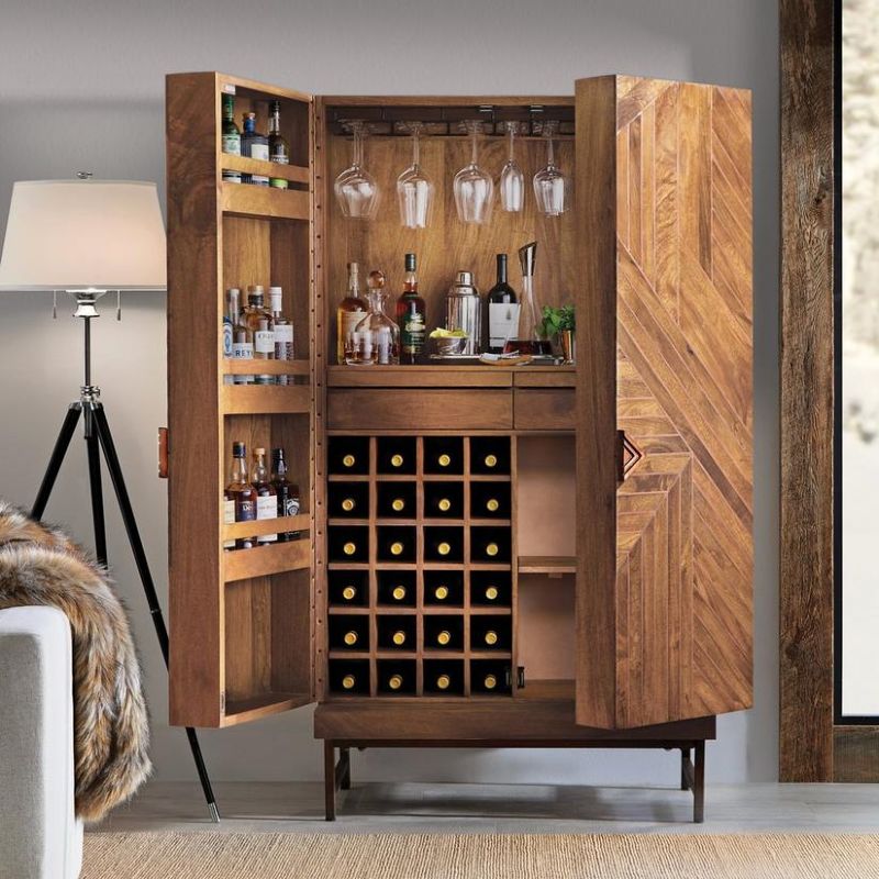Một chiếc tủ rượu bằng gỗ tự nhiên sẽ là điểm nhấn độc đáo cho căn phòng khách nhà bạn