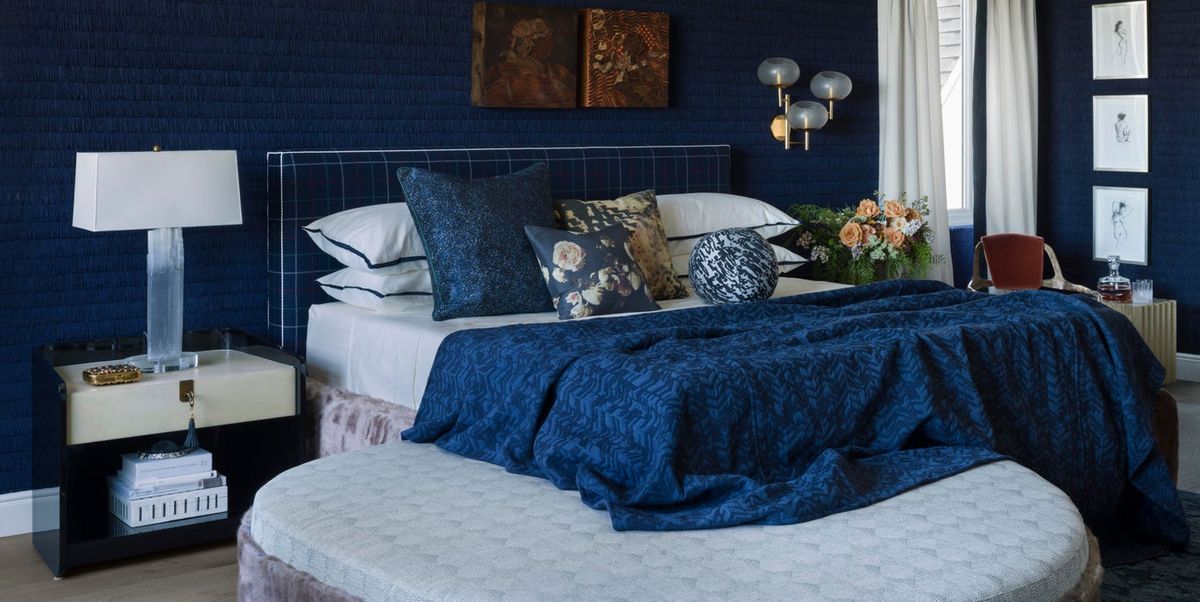 Mẫu phòng ngủ tân cổ điển với vách ốp nhung màu xanh độc đáo