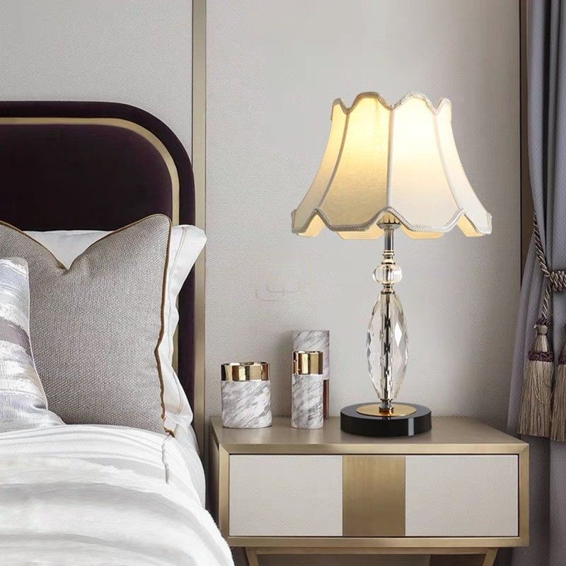 Mẫu đèn trang trí phòng ngủ với thiết kế đơn giản tinh tế