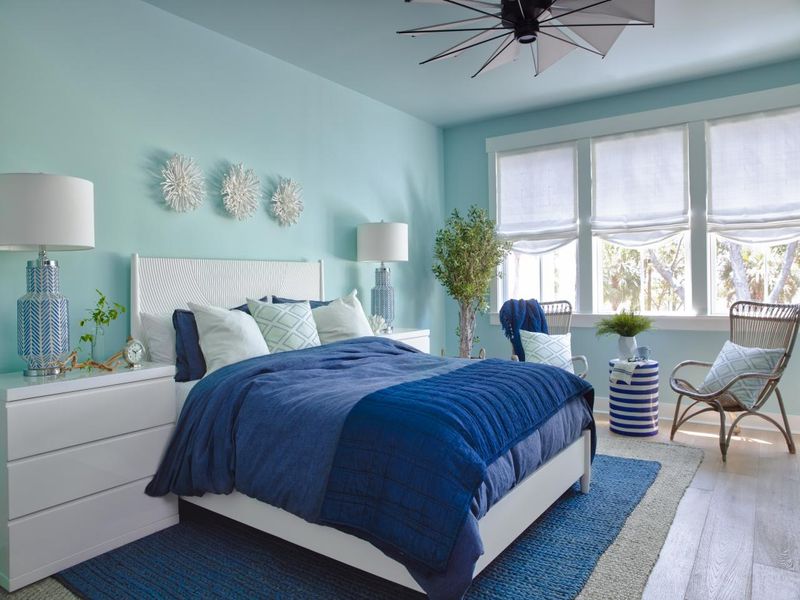 Sơn phòng ngủ đẹp màu xanh ngọc kết hợp với decor màu trắng tinh tế