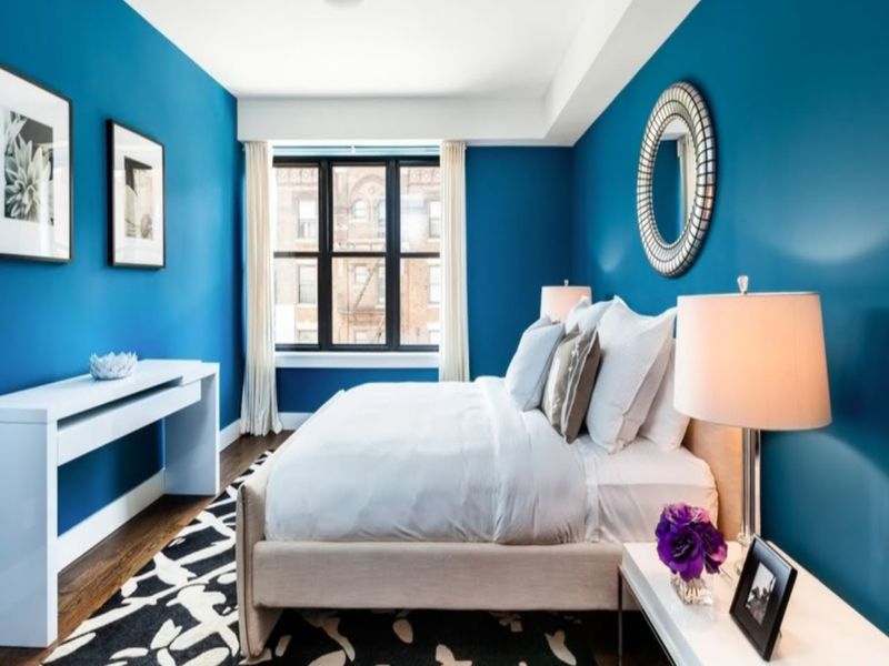 Sơn phòng ngủ với màu xanh ngọc lam dễ dàng kết hợp với các món đồ decor phòng ngủ