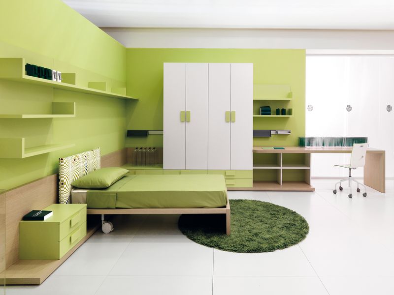 Phòng ngủ được sơn với tông màu xanh lạ mạ kết hợp nội thất bố trí thông minh mang lại cảm giác ấn tượng
