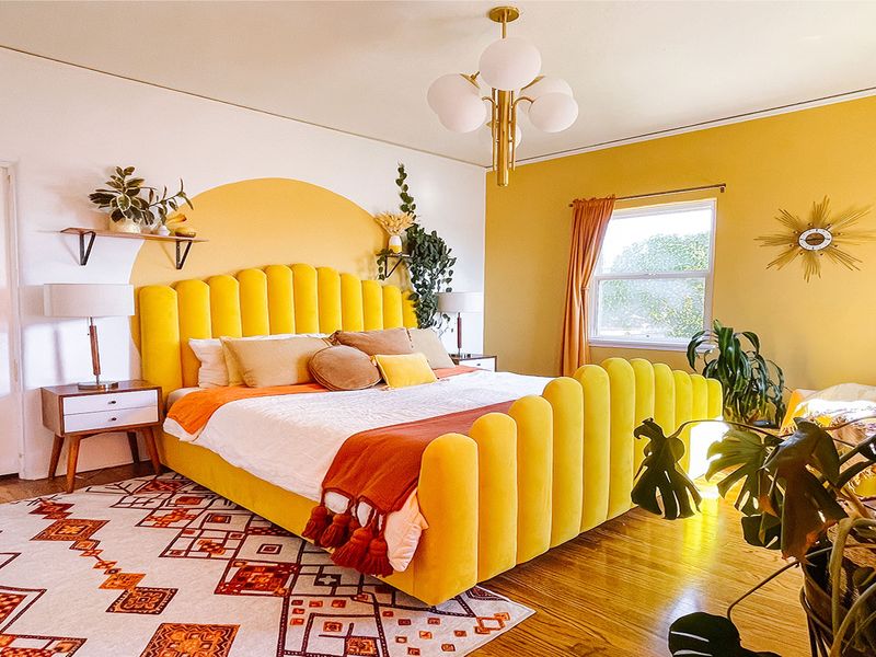 Sử dụng màu vàng để sơn phòng ngủ đẹp tinh tế, kết hợp với tông màu trắng nhẹ nhàng