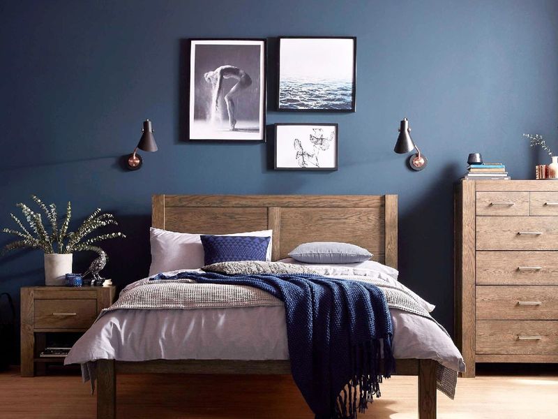 Tông màu xanh coban được lựa chọn nhiều trong trang trí phòng ngủ cho nam giới