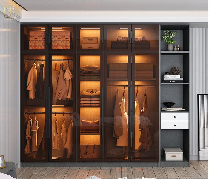 Không gian tủ rộng rãi thoải mái để đủ chứa đồ đạc quần áo